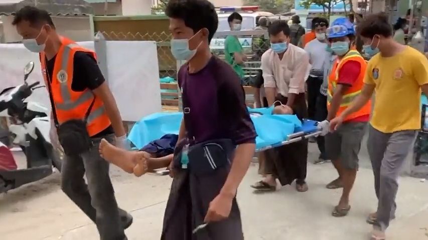 Video: Ani krvavá neděle neodradila Barmánce od dalších protestů